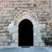 Da qui accediamo al cortile esterno e quindi al nucleo originario del castello, quello medievale. Davanti a noi si apre il duecentesco portale ogivale federiciano...